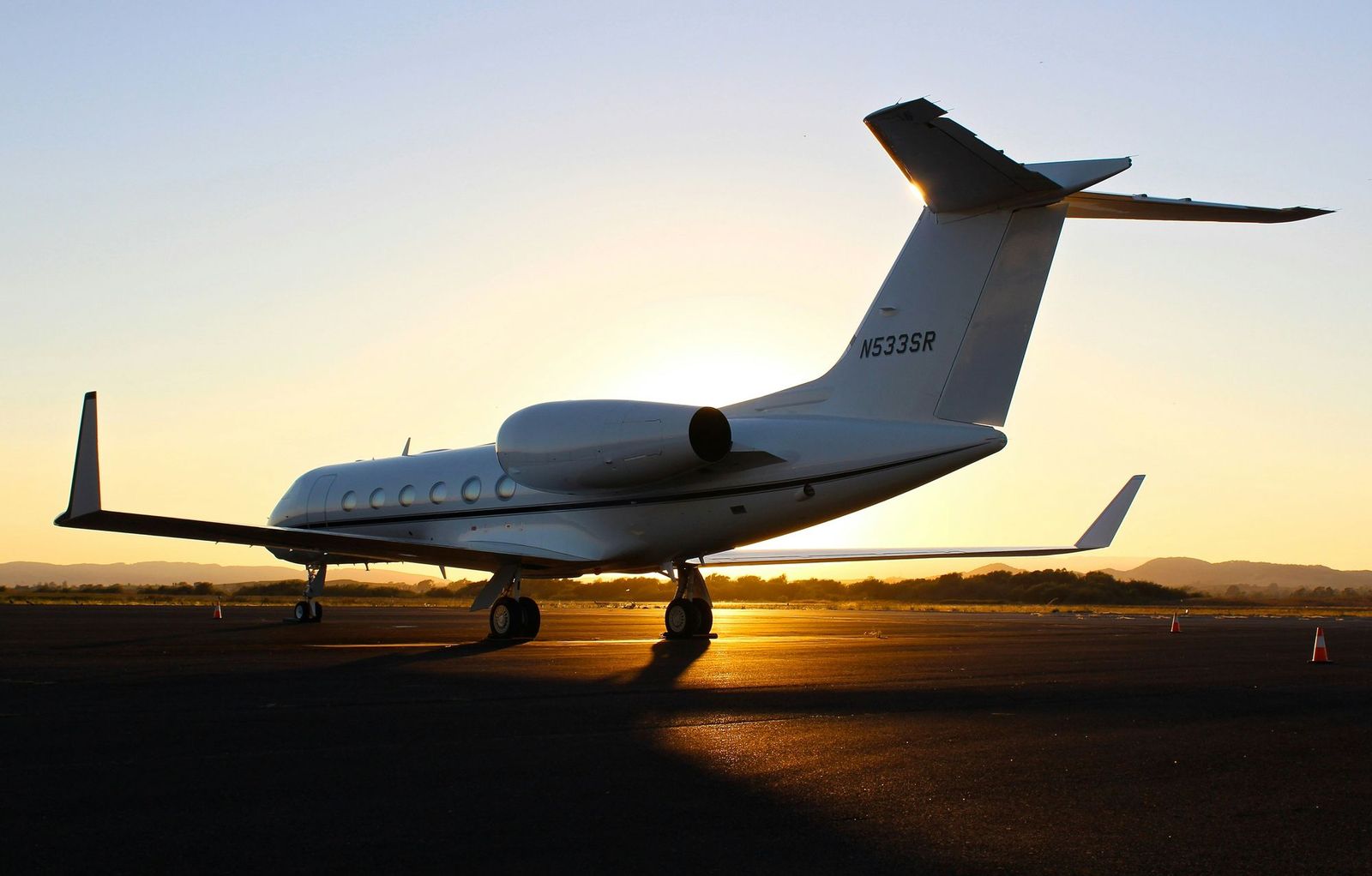Business-Jet auf dem Rollfeld bei Sonnenuntergang